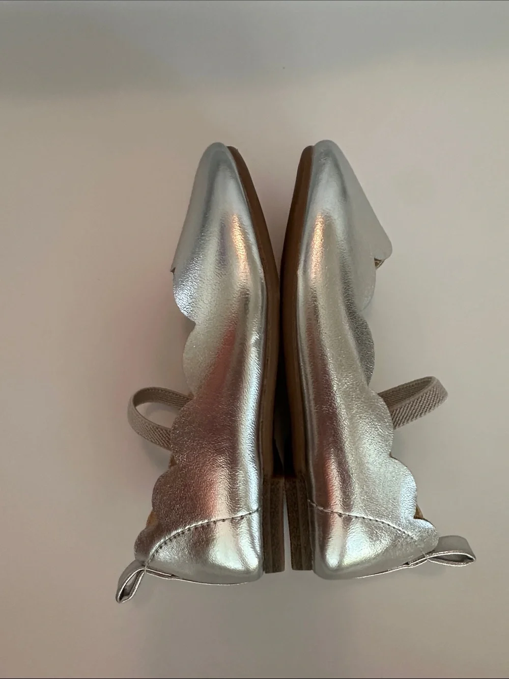 Baby GAP girls size 7 silver scalloped ballet flats.